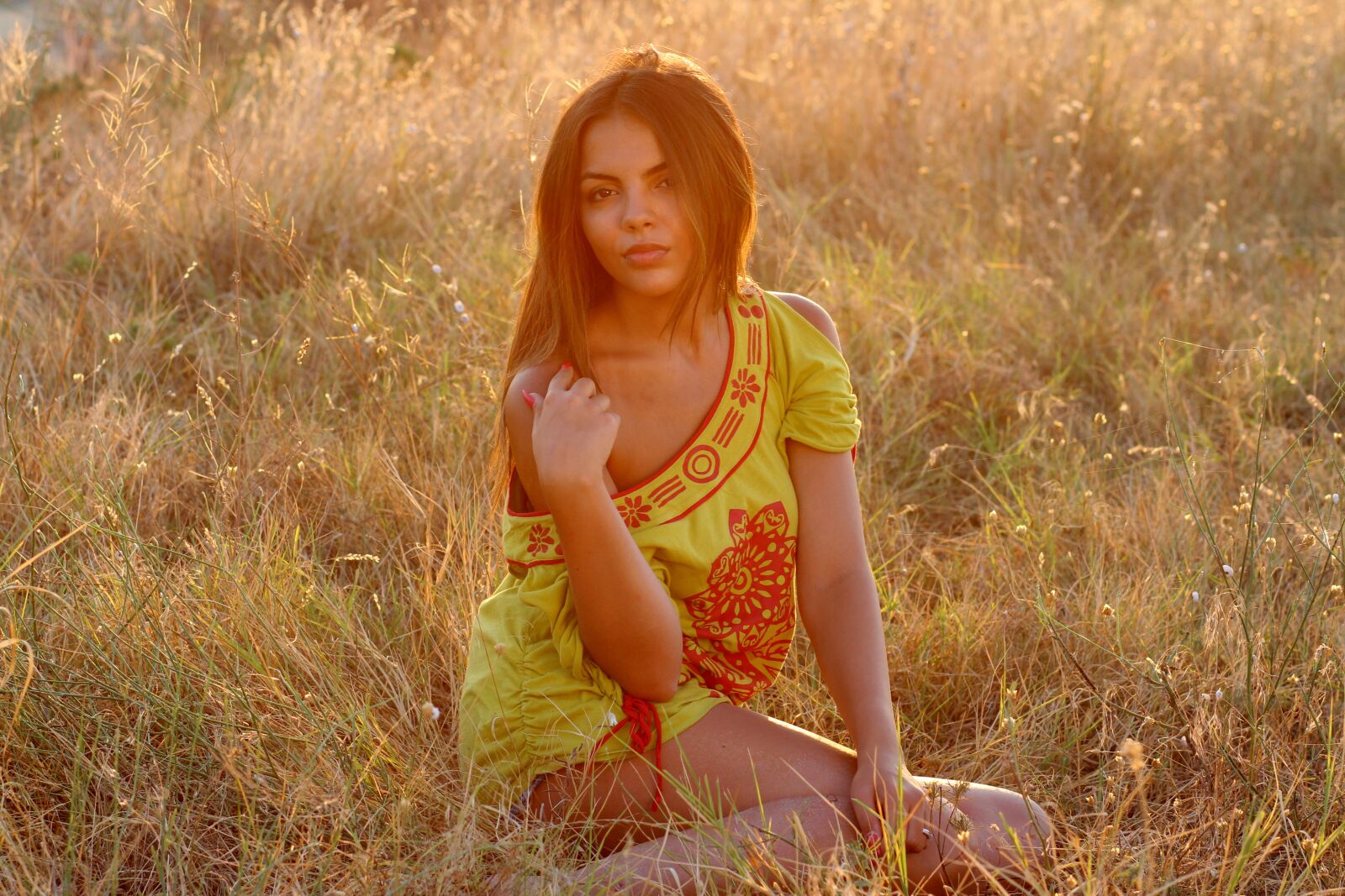 Canon EOS 700D (EOS Rebel T5i / EOS Kiss X7i) + Canon EF 85mm F1.8 USM sample photo. Girl, grass, sunset photography
