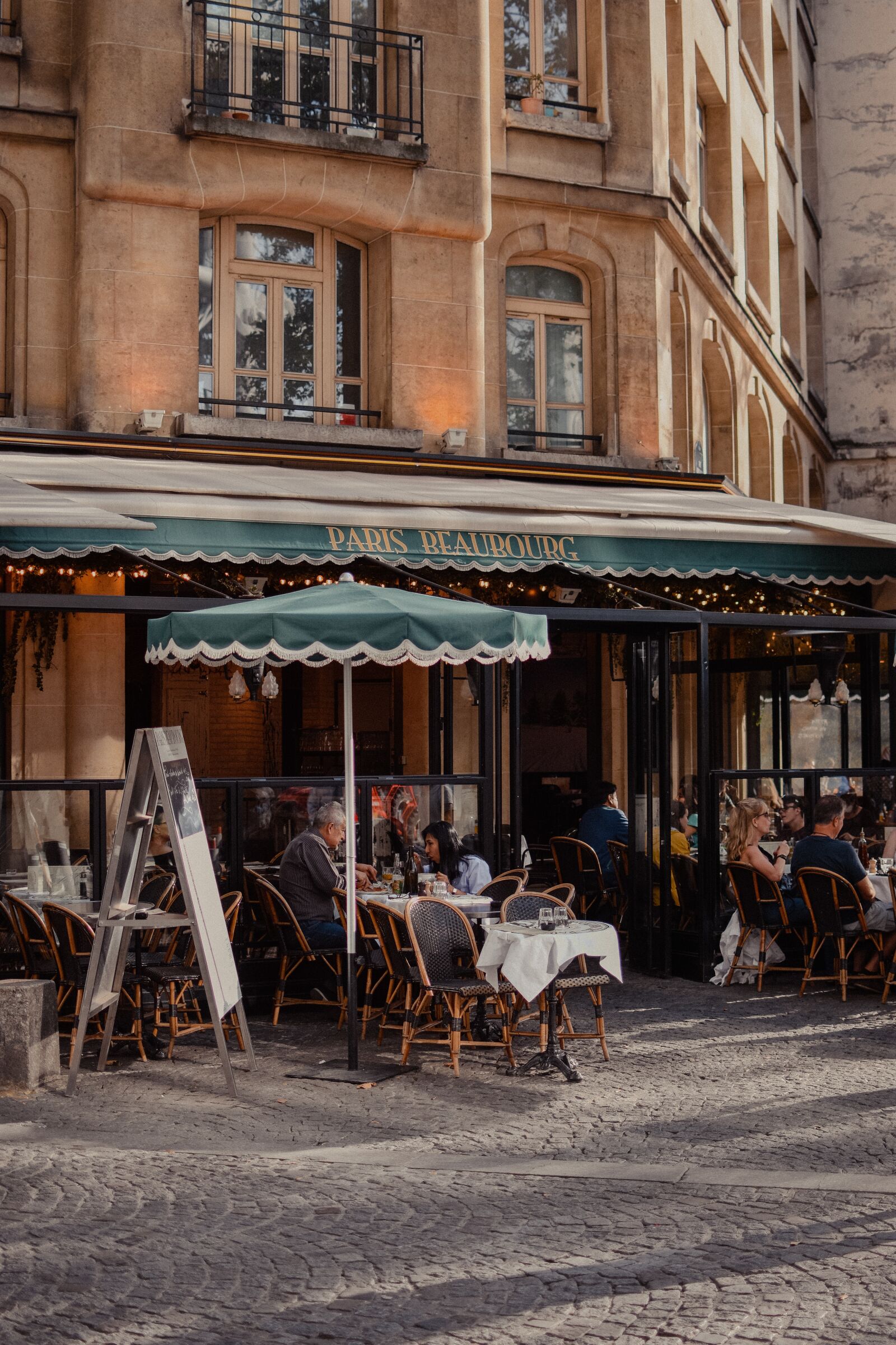 Nikon D3400 sample photo. Restaurant, paris, france photography