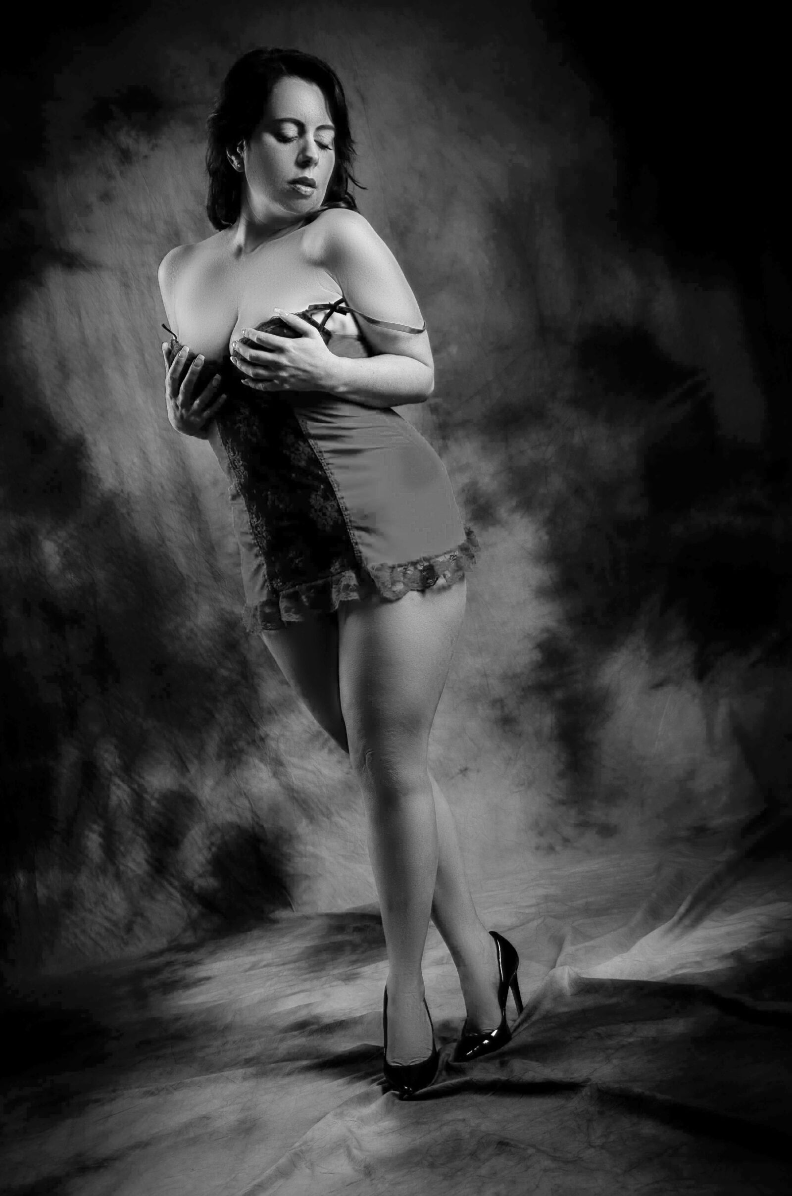 Nikon D7000 sample photo. Model, curvy, monochrome photography