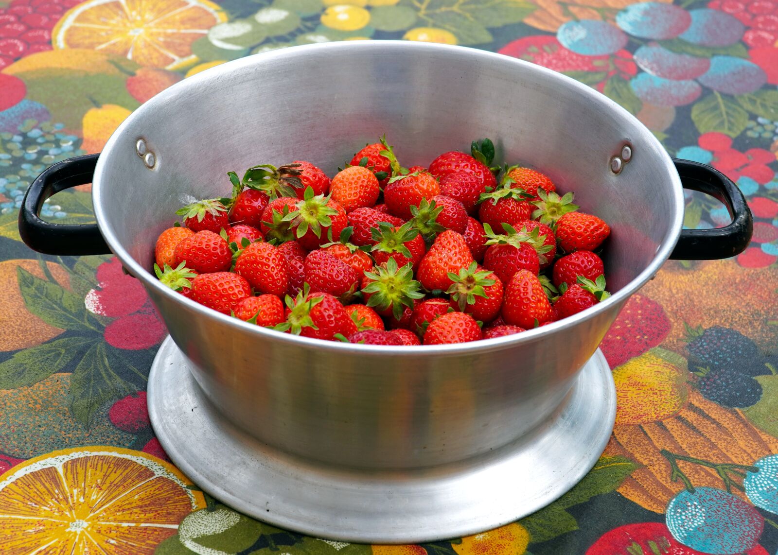 Sony a6400 + Sony E PZ 18-105mm F4 G OSS sample photo. Strawberries, bowl, fruit photography