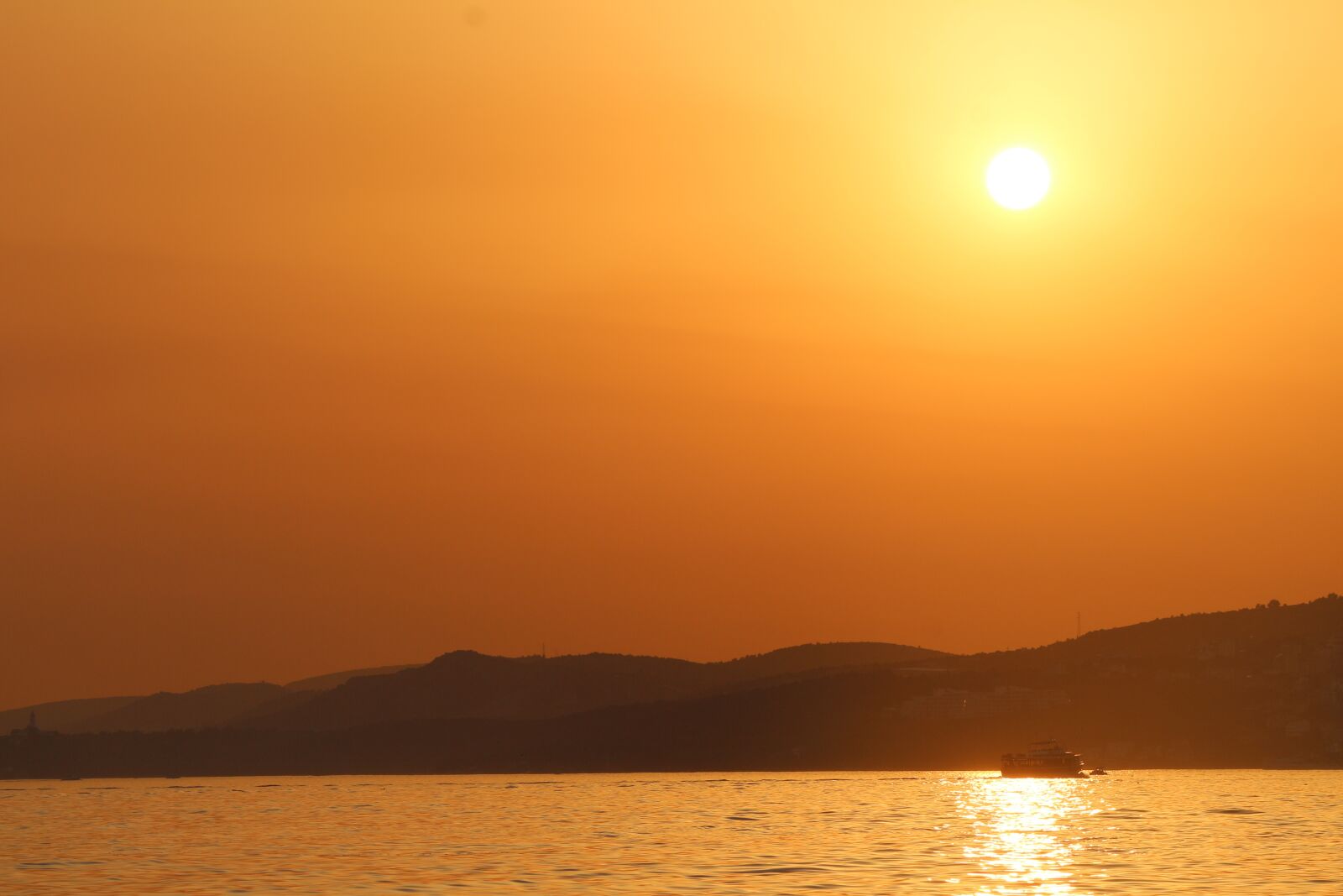 Canon EOS 700D (EOS Rebel T5i / EOS Kiss X7i) sample photo. Sunset, dawn, waters photography