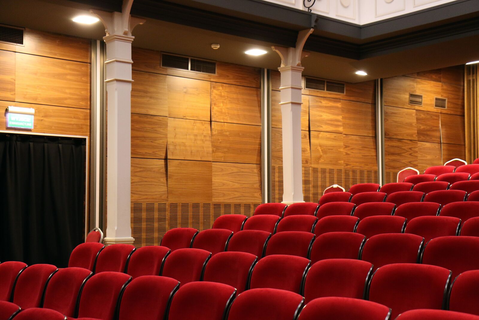Canon EOS 7D Mark II sample photo. Spectacular room, pictures, theater photography