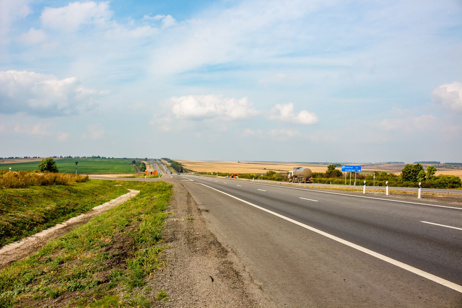 Canon EOS 100D (EOS Rebel SL1 / EOS Kiss X7) sample photo. Road, russia, track photography