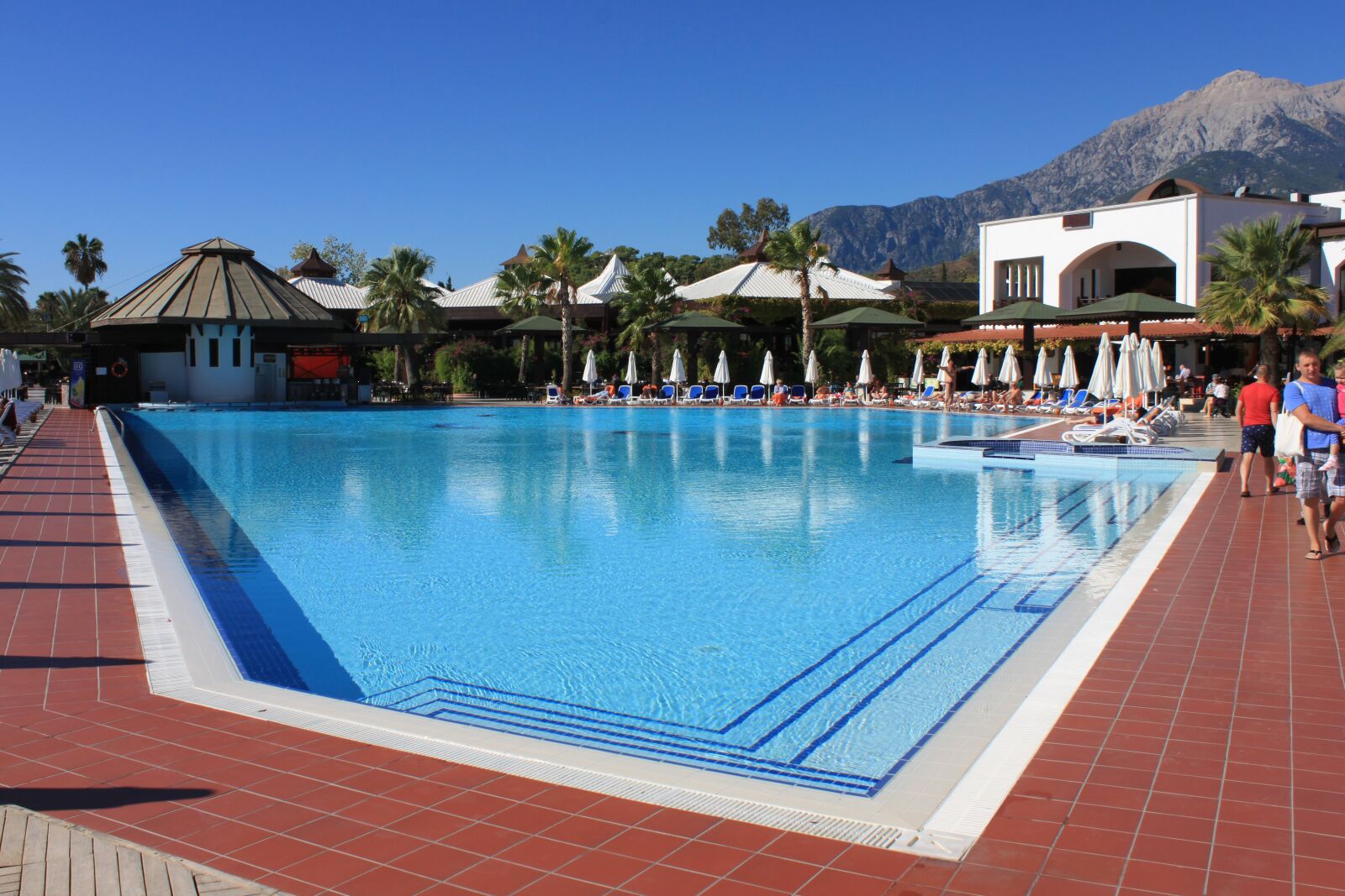 Canon EOS 500D (EOS Rebel T1i / EOS Kiss X3) sample photo. Pool, hotel, vacations photography