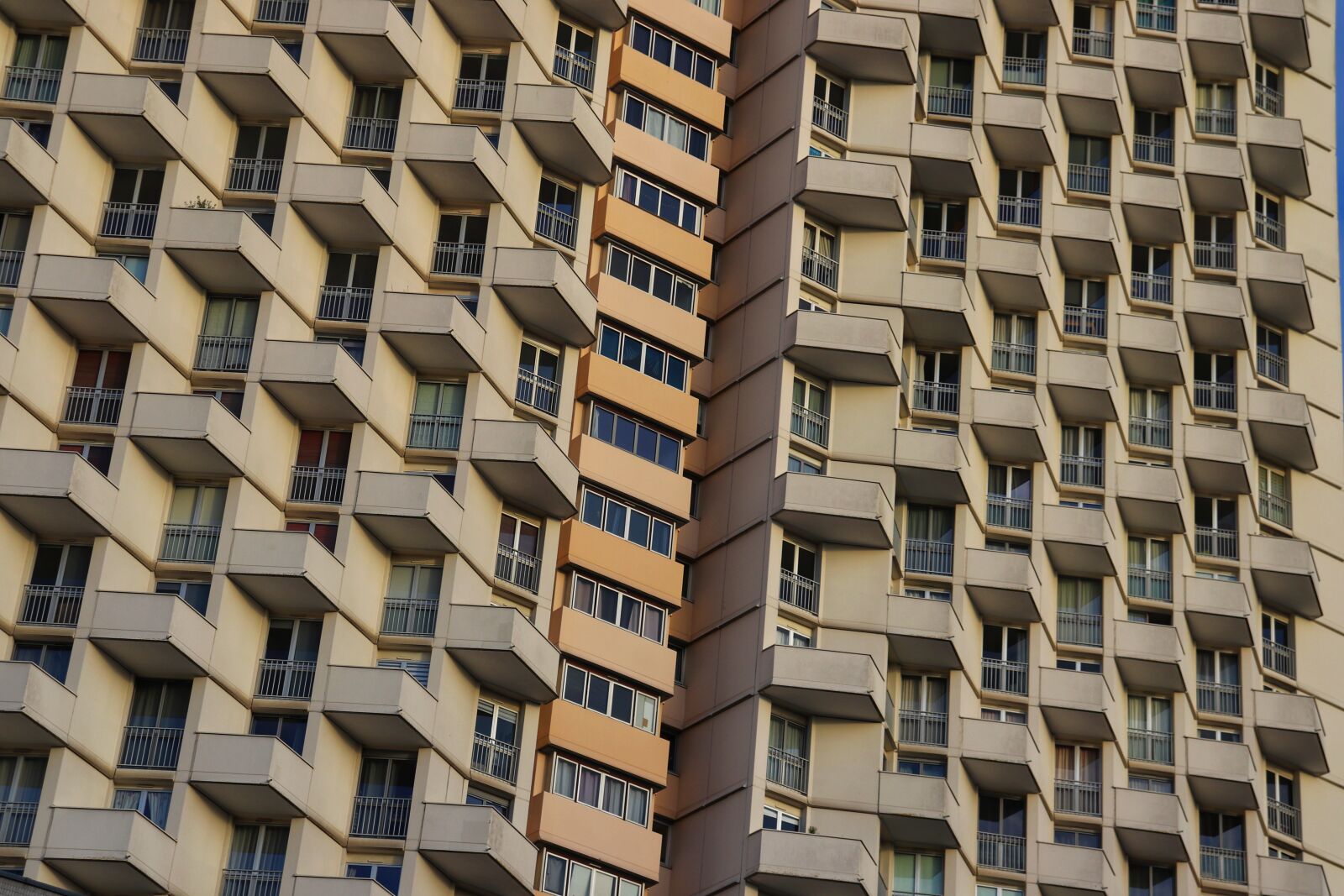 Canon EOS 200D (EOS Rebel SL2 / EOS Kiss X9) sample photo. Architecture, geometry, g om photography