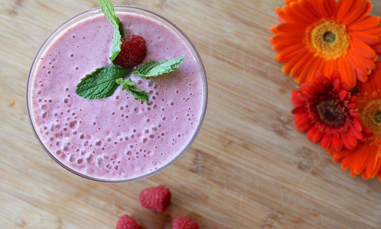 Canon EOS 1000D (EOS Digital Rebel XS / EOS Kiss F) sample photo. Smoothie, raspberry, food photography