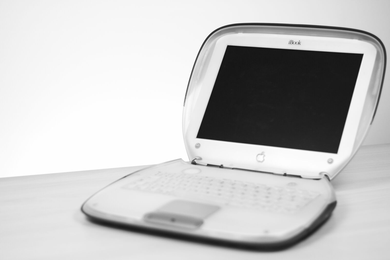 Canon EOS 70D + Canon EF 50mm F1.8 STM sample photo. Apple, device, computer, display photography