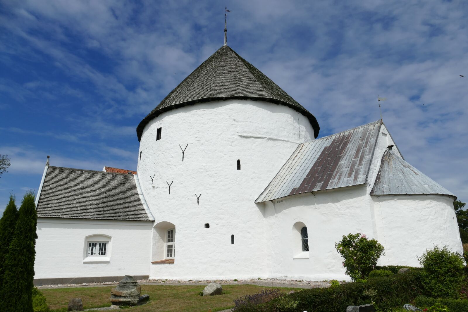 Panasonic Lumix DMC-FZ1000 sample photo. Bornholm, church, round photography