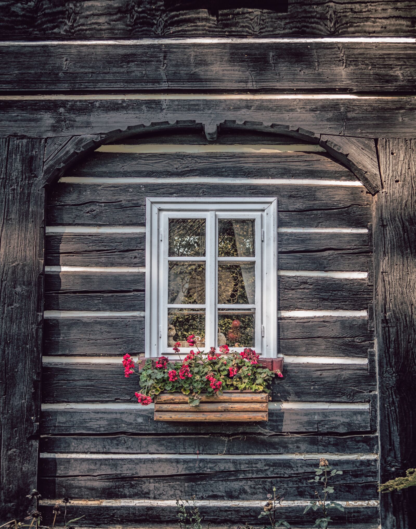 Canon PowerShot G16 sample photo. Window, wood, house photography
