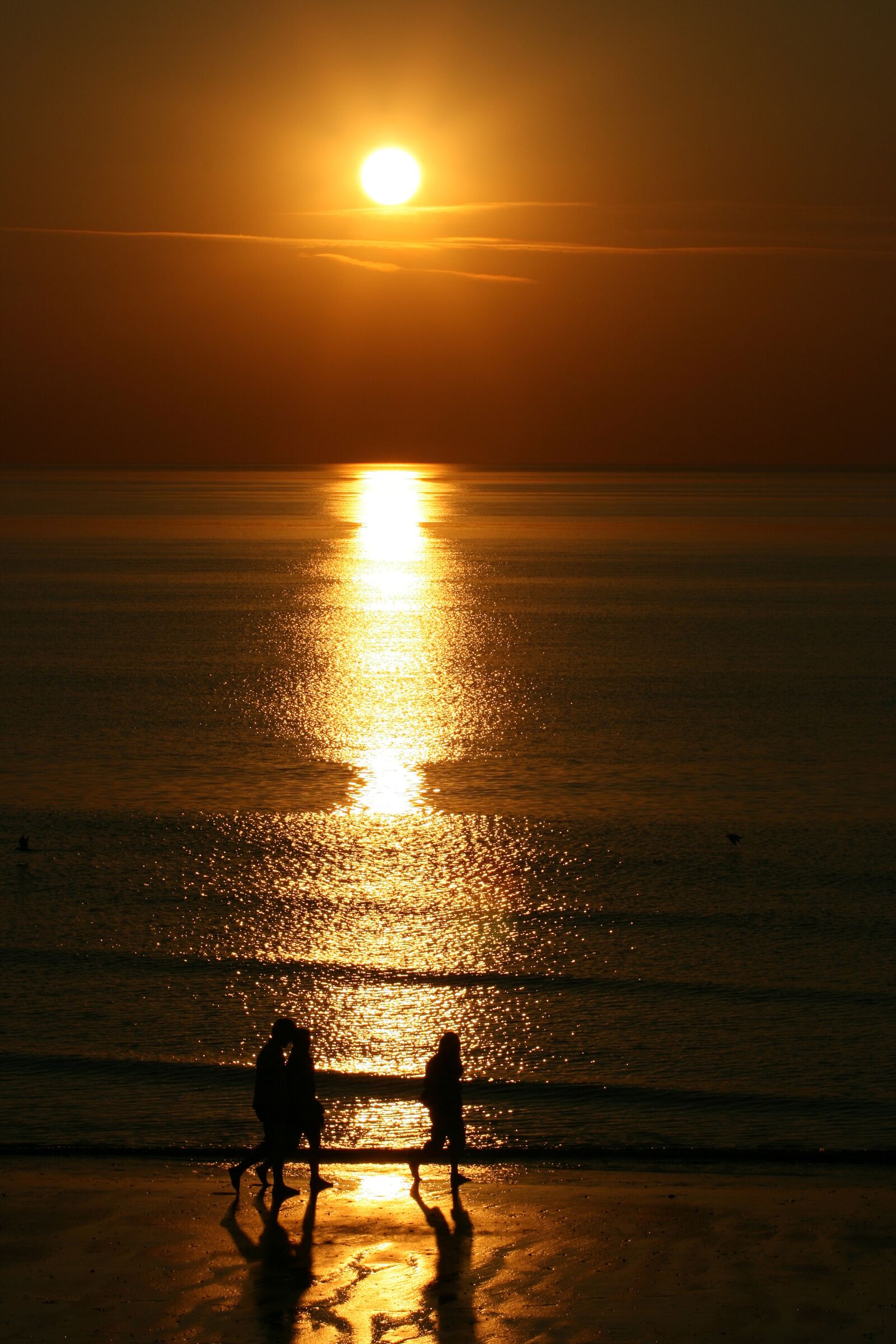 Canon EOS 400D (EOS Digital Rebel XTi / EOS Kiss Digital X) sample photo. Sunset, walkers, beach photography