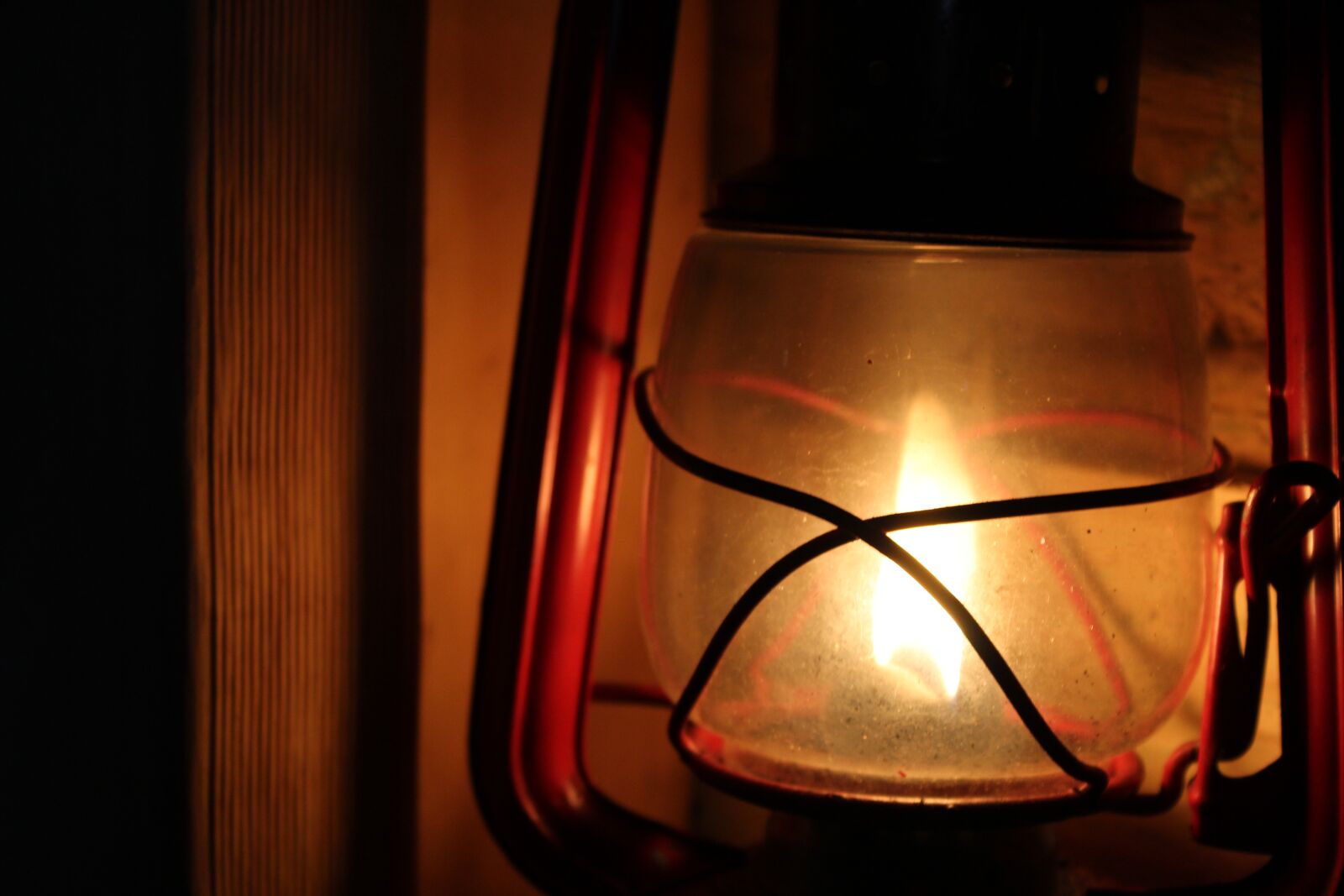 Canon EOS 1200D (EOS Rebel T5 / EOS Kiss X70 / EOS Hi) sample photo. Lantern, oil, red photography