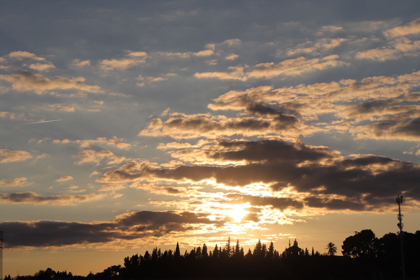 Canon EOS 200D (EOS Rebel SL2 / EOS Kiss X9) sample photo. Sunset, sky, clouds photography