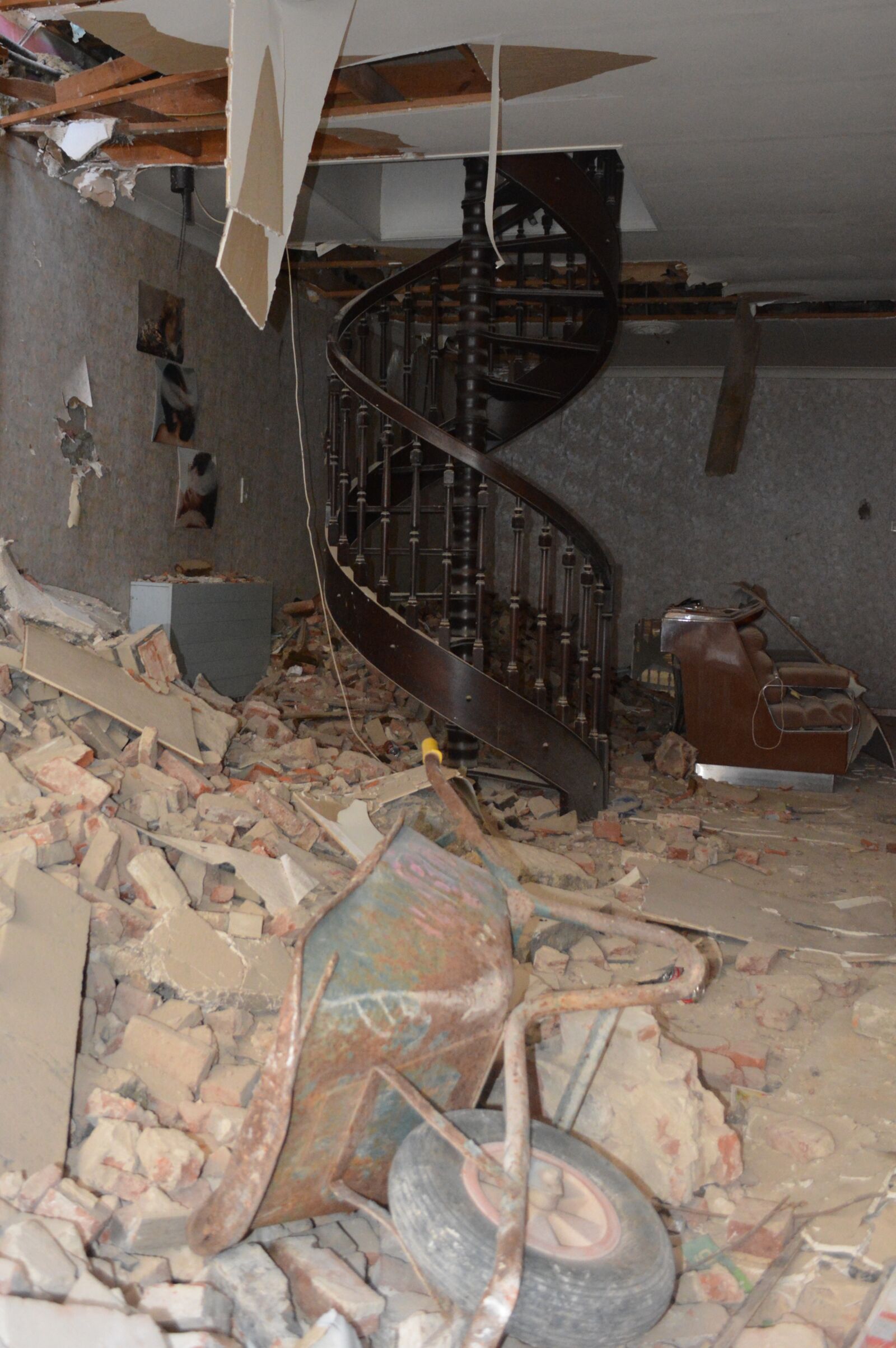 Nikon D5200 sample photo. Demolition, trap, wheelbarrow photography