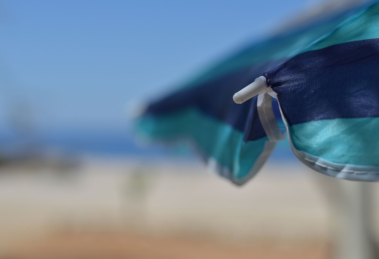 Nikon D3200 sample photo. Umbrella, blue, sea photography