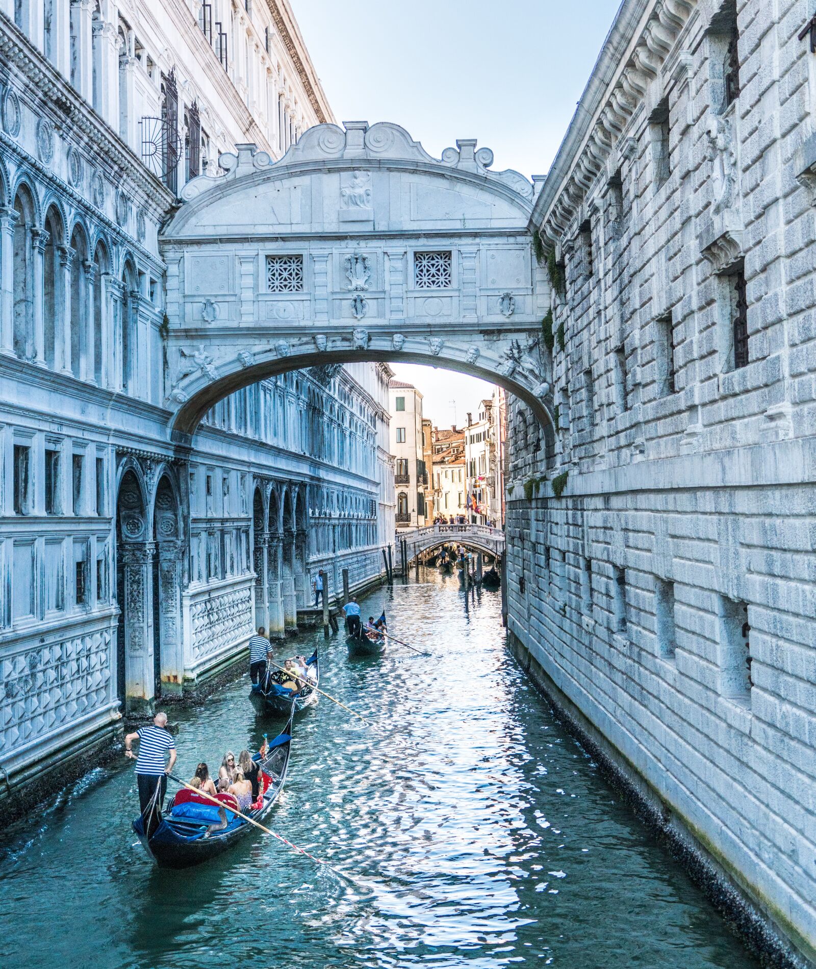 Sony a7R II + Sony FE 24-240mm F3.5-6.3 OSS sample photo. Venice, italy, gondola photography