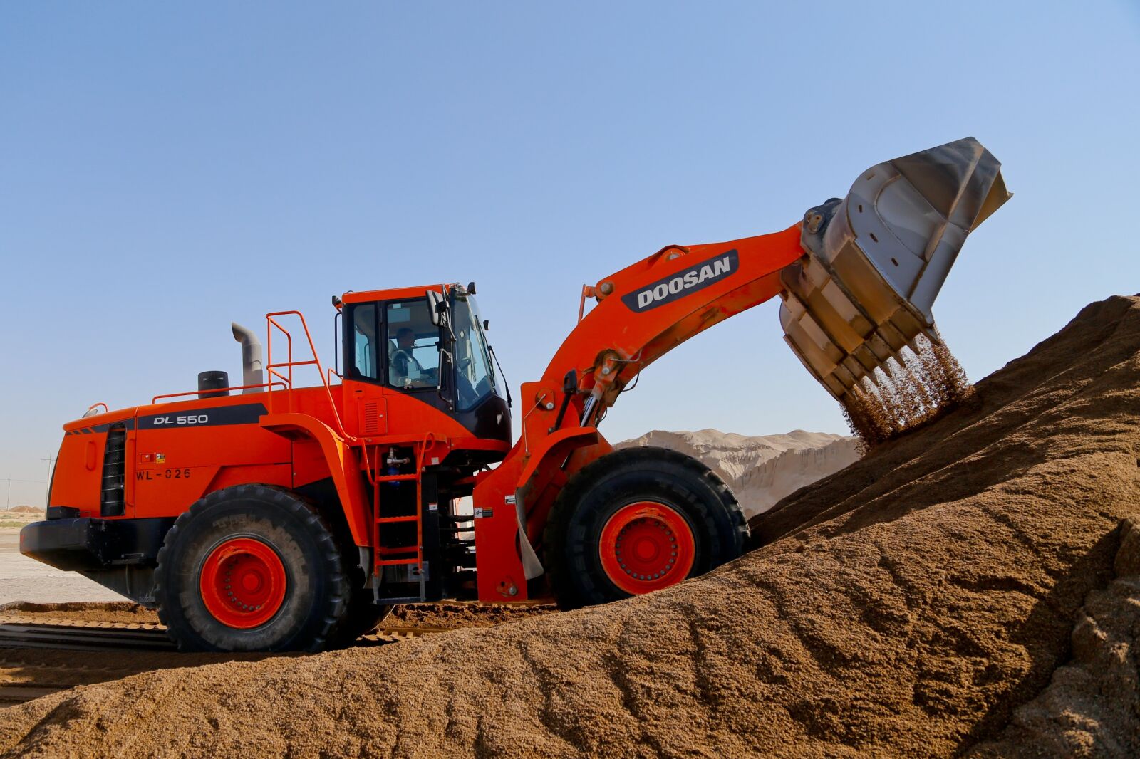 Canon EOS 6D + Canon EF 24-105mm F4L IS USM sample photo. Machine, tractor, soil photography