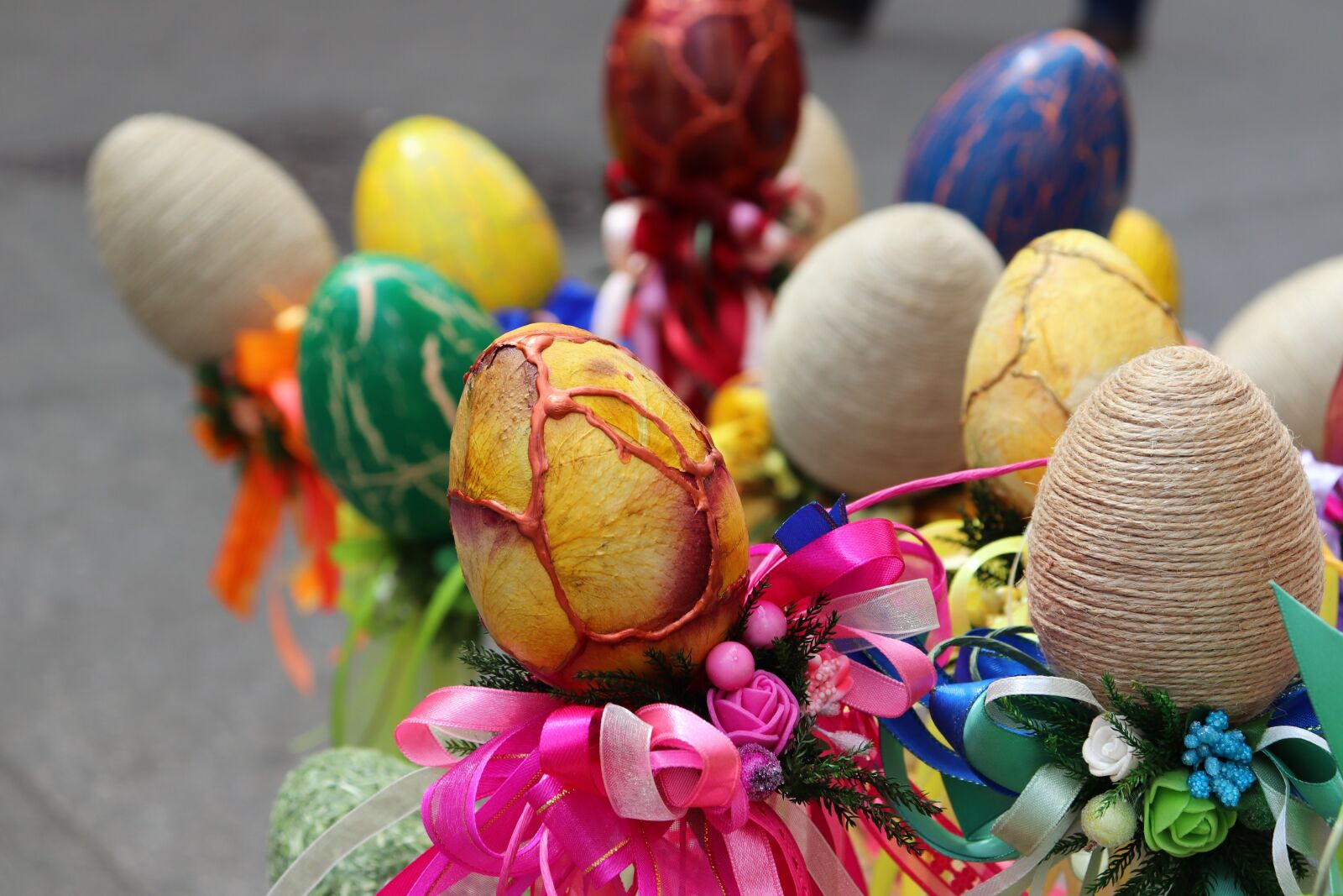 Canon EOS 200D (EOS Rebel SL2 / EOS Kiss X9) sample photo. Easter eggs, colorful, decoration photography