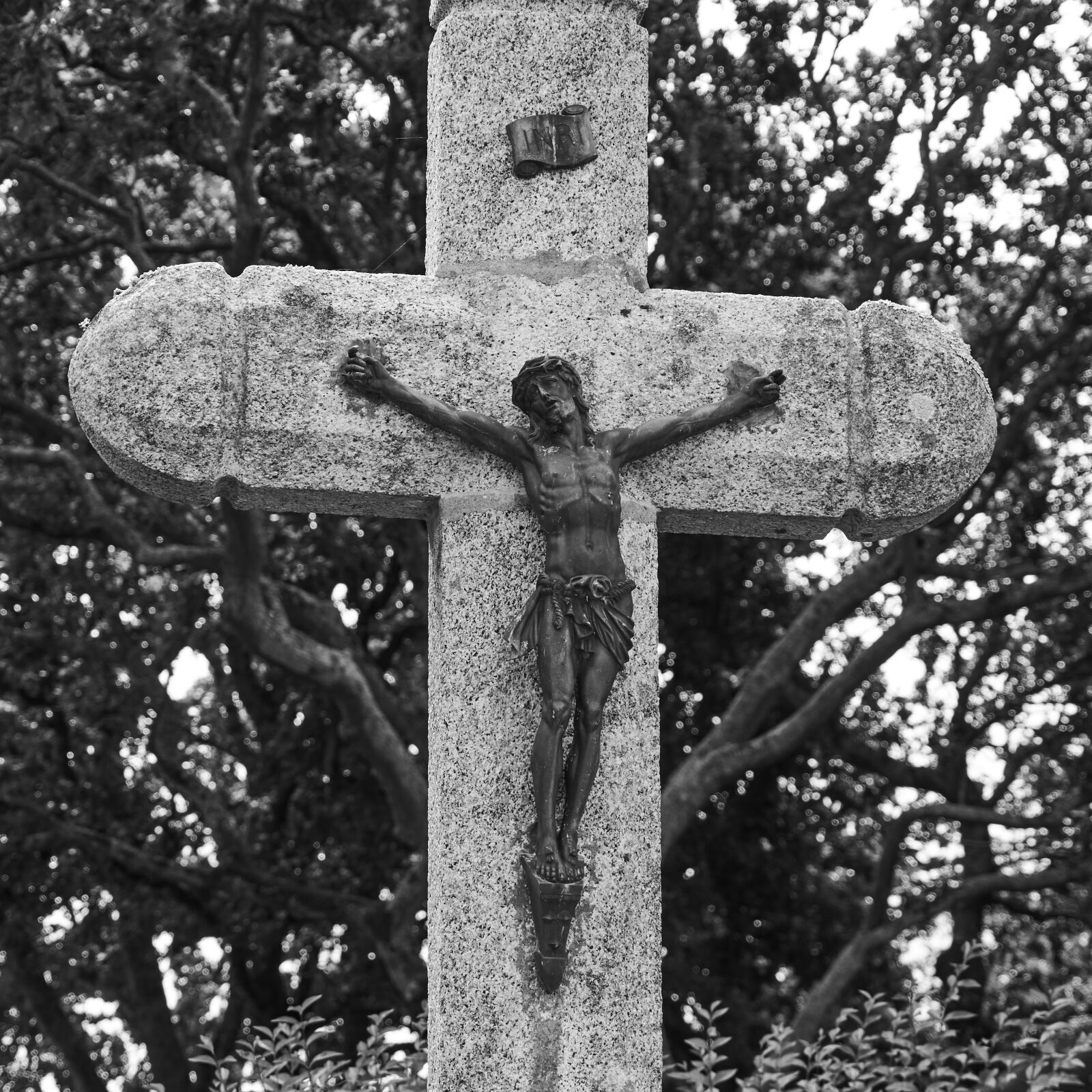 Sony FE 24-240mm F3.5-6.3 OSS sample photo. Cemetery, cross, religion photography