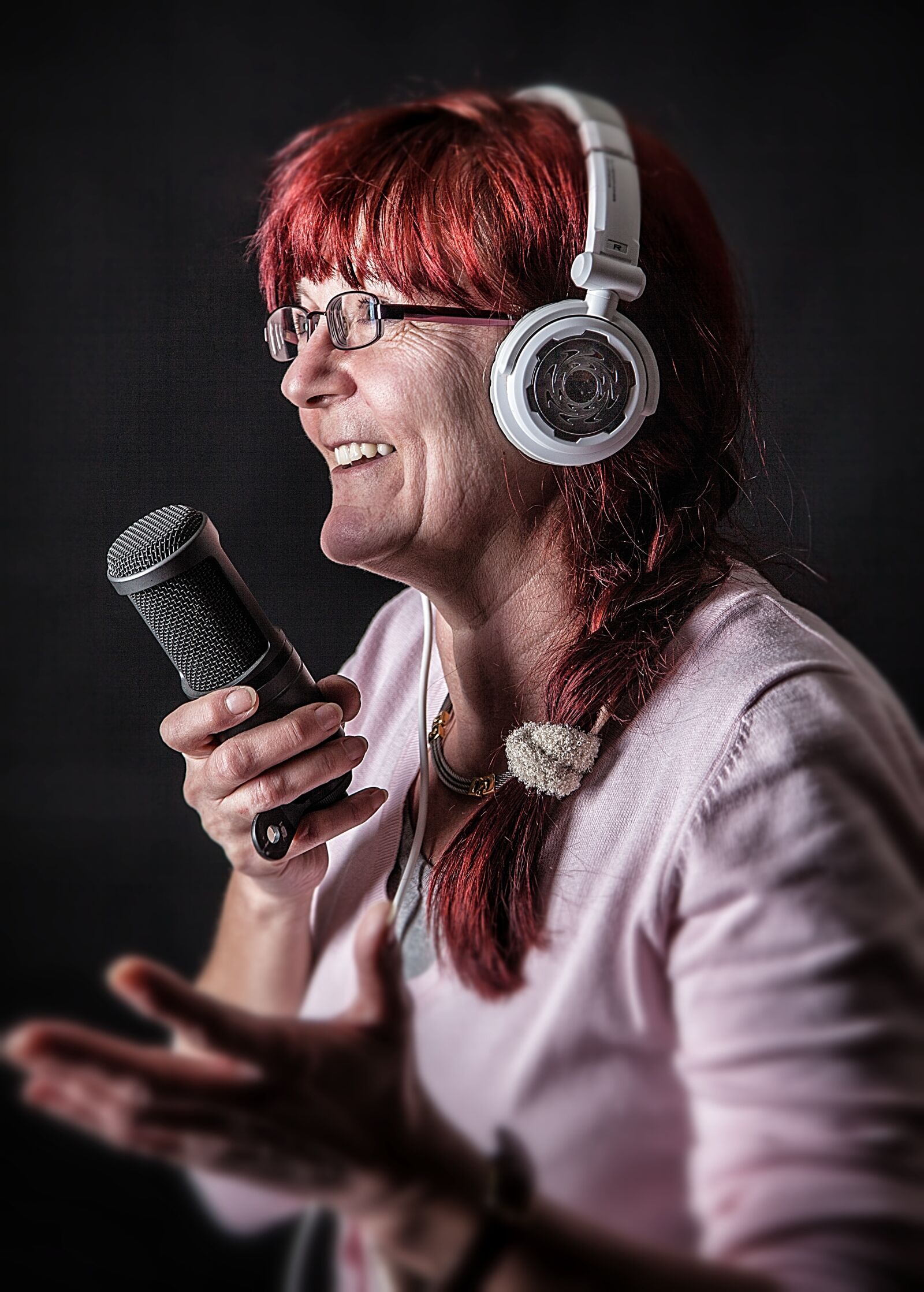 Canon EOS 5D Mark II sample photo. Microphone, headphones, sing photography