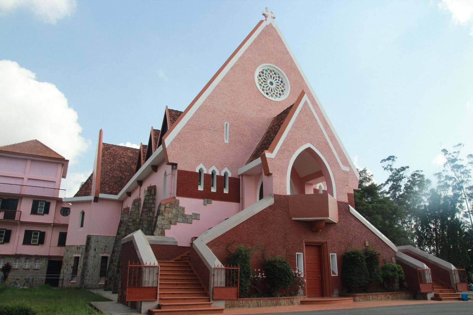 Tamron SP AF 17-50mm F2.8 XR Di II LD Aspherical (IF) sample photo. Vietnam, asia, church photography