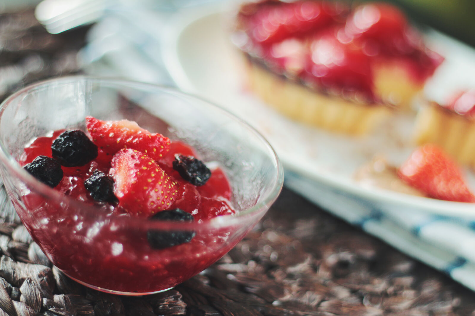 Canon EOS 70D + Canon EF 50mm F1.8 II sample photo. Dessert, pudding, restaurant, strawberries photography