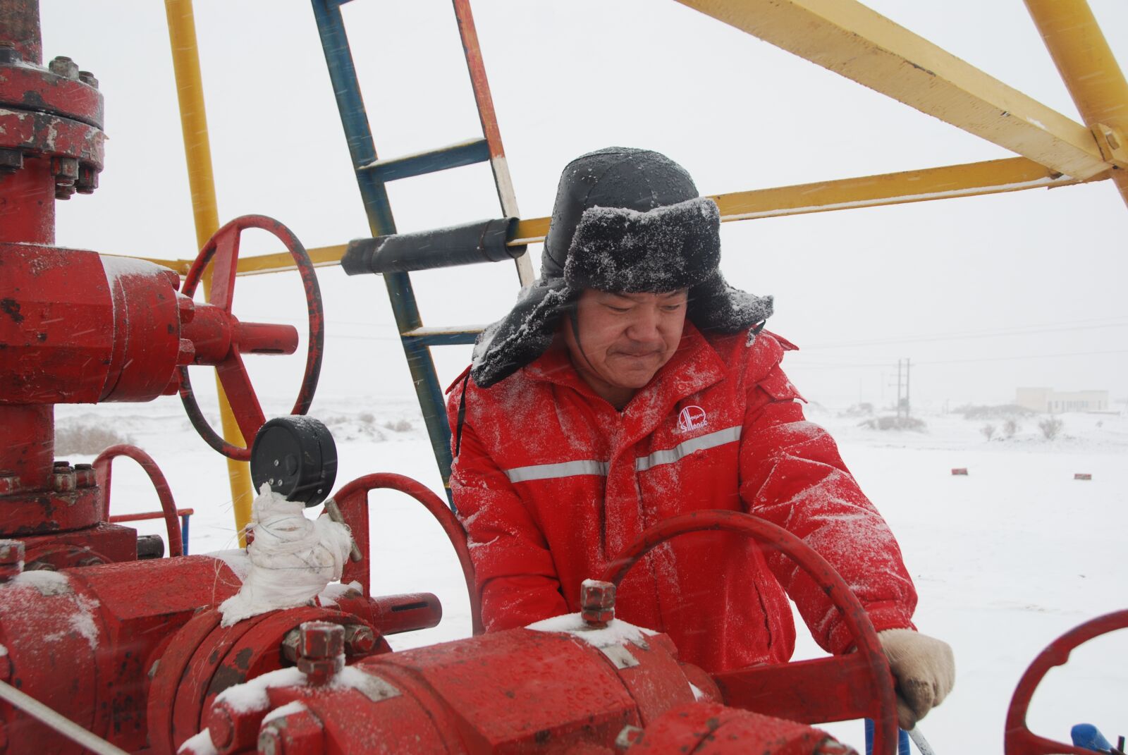 Nikon D80 sample photo. Oil workers, in the photography