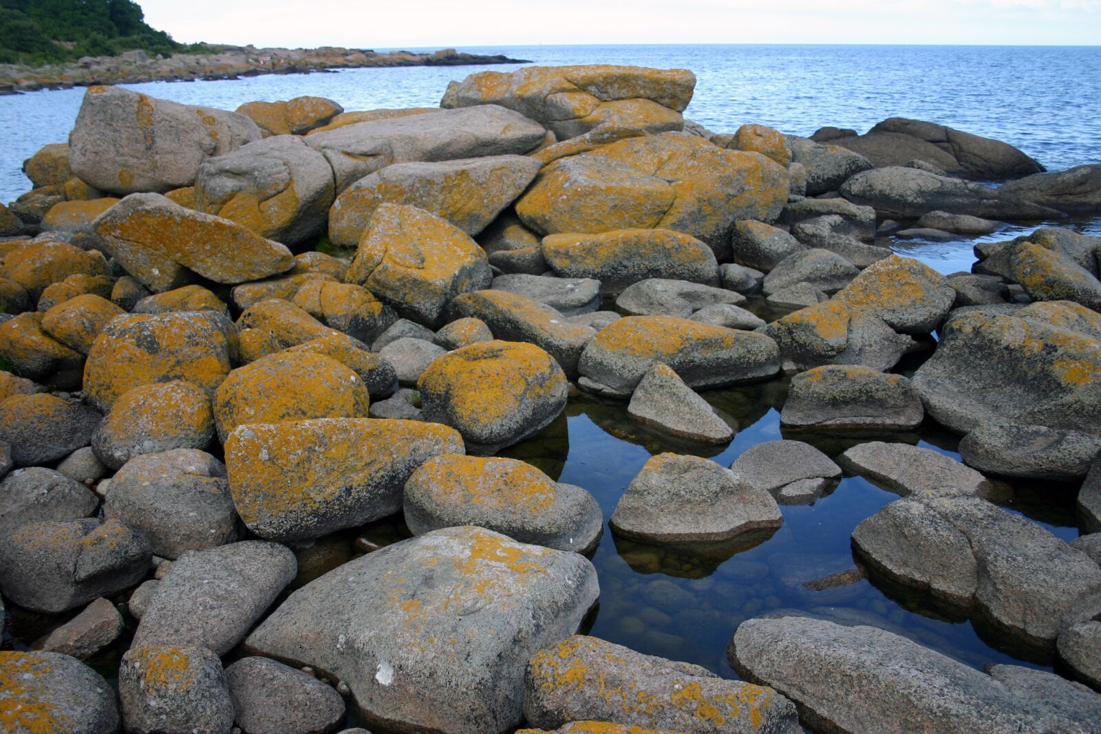 Canon EOS 300D (EOS Digital Rebel / EOS Kiss Digital) sample photo. The stones, sea, beach photography