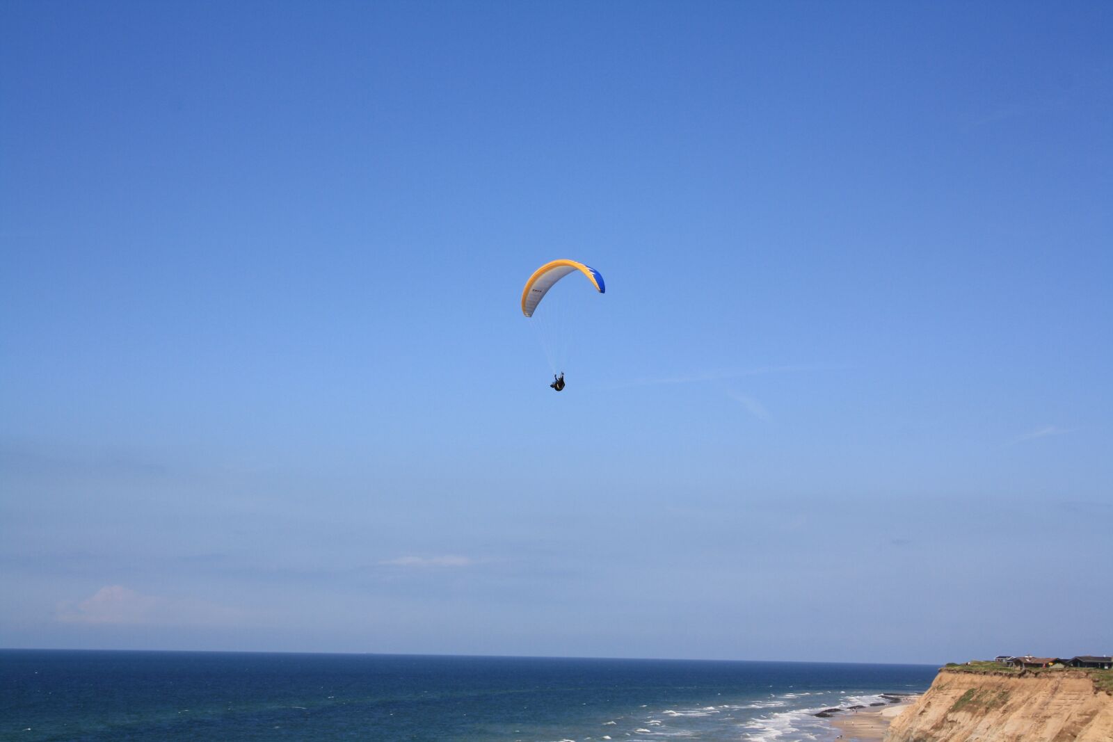 Canon EOS 1000D (EOS Digital Rebel XS / EOS Kiss F) sample photo. Paraglider, coast, north sea photography