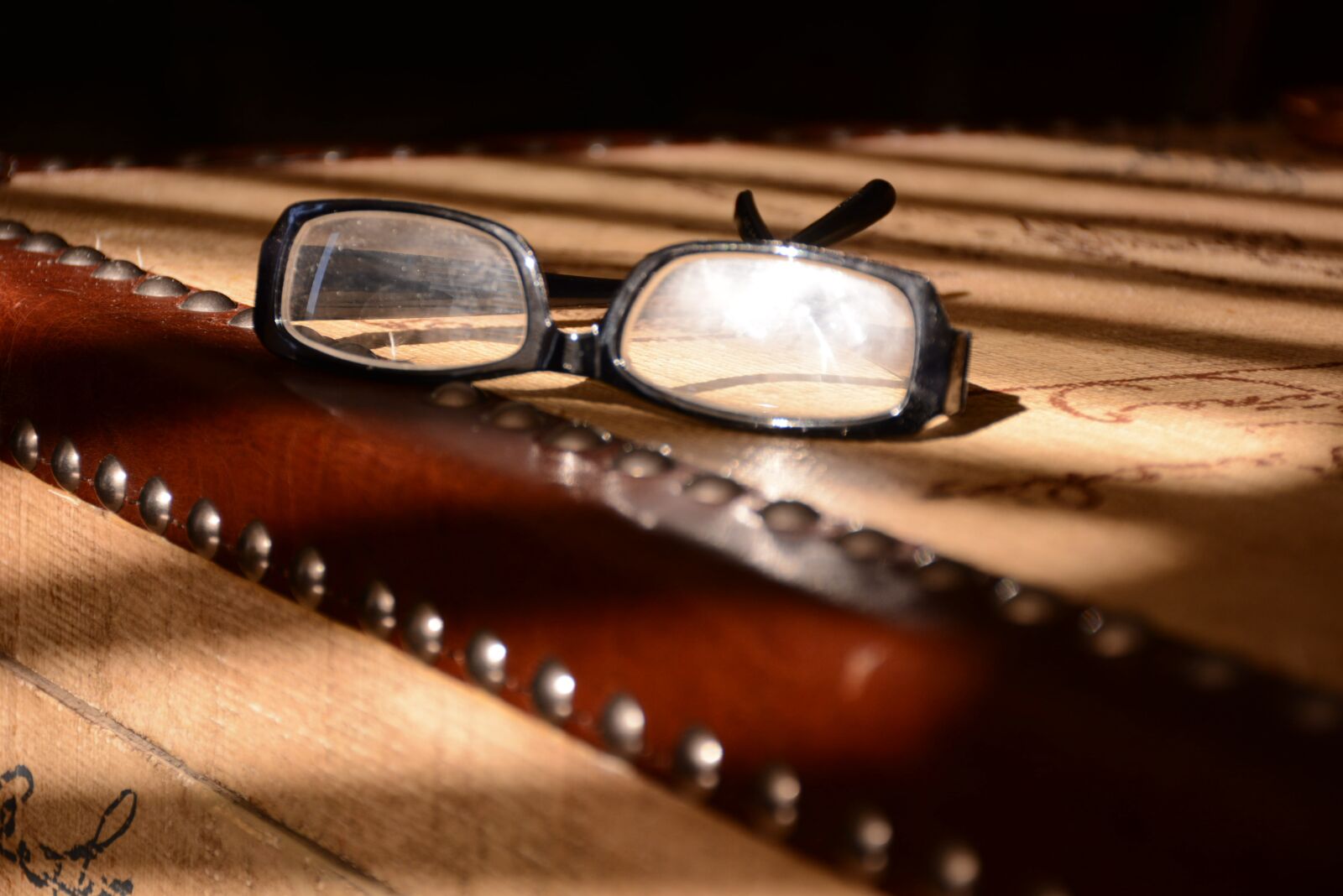 Nikon D7100 sample photo. Old, box, glasses photography