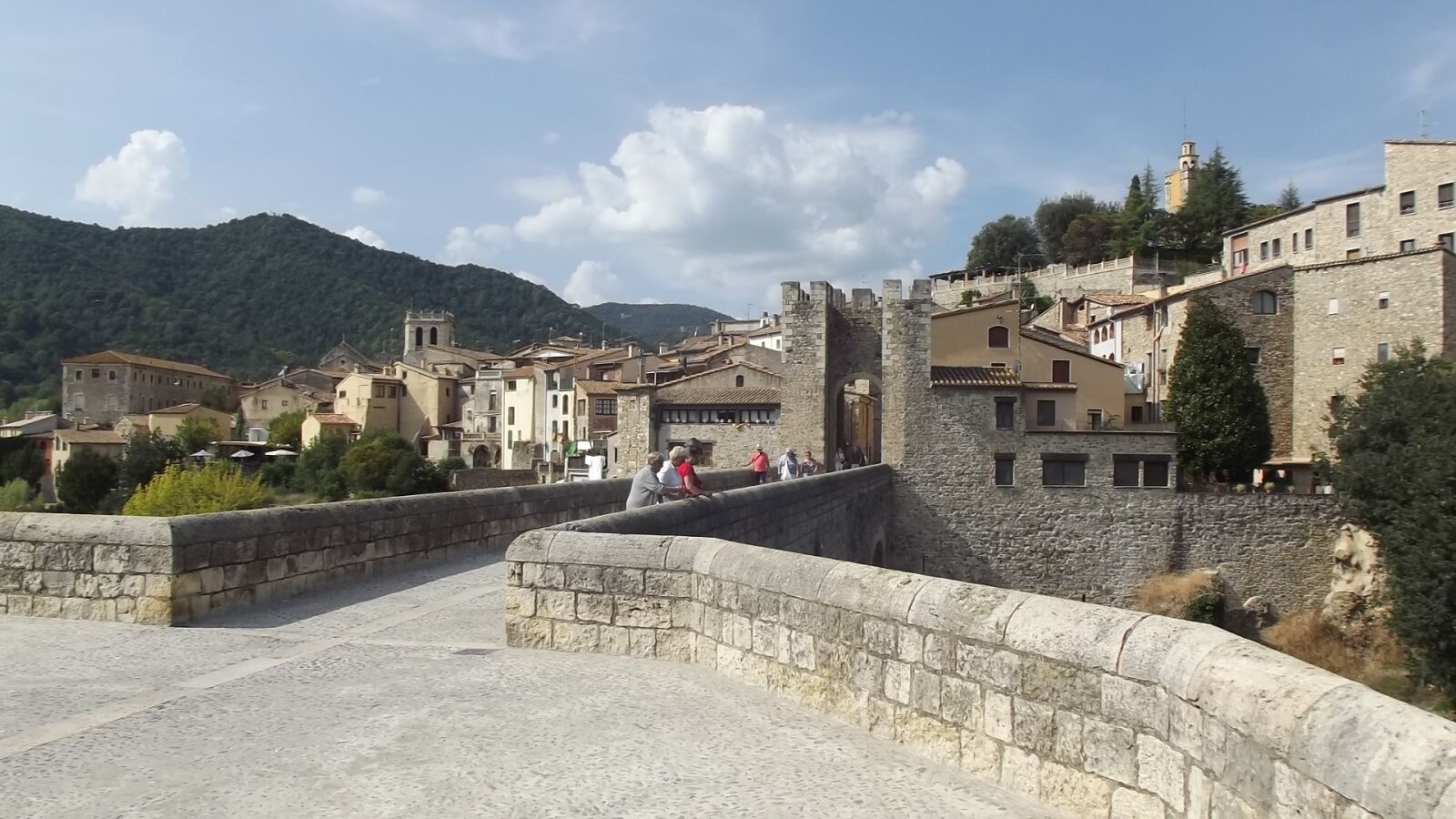 FujiFilm FinePix S2950 (FinePix S2990) sample photo. Besalú, catalonia, people photography
