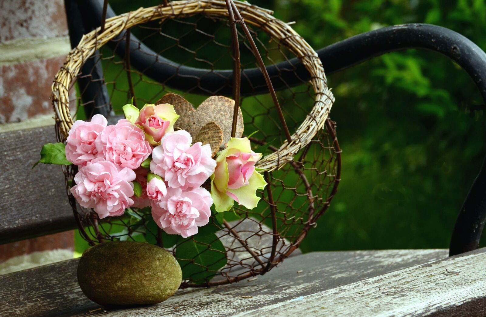 Nikon D5100 sample photo. Decoration, bouquet, wood, metal photography