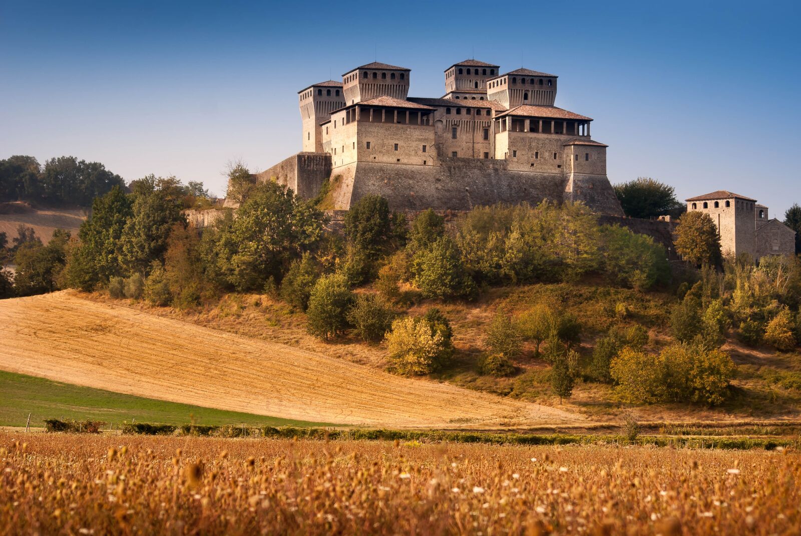 Nikon D60 sample photo. Italy, castle, landscape photography