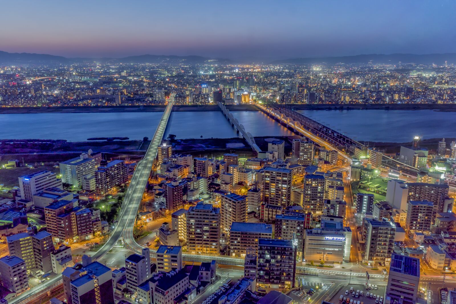 Sony a6300 + Sony E 10-18mm F4 OSS sample photo. Night, city, river photography