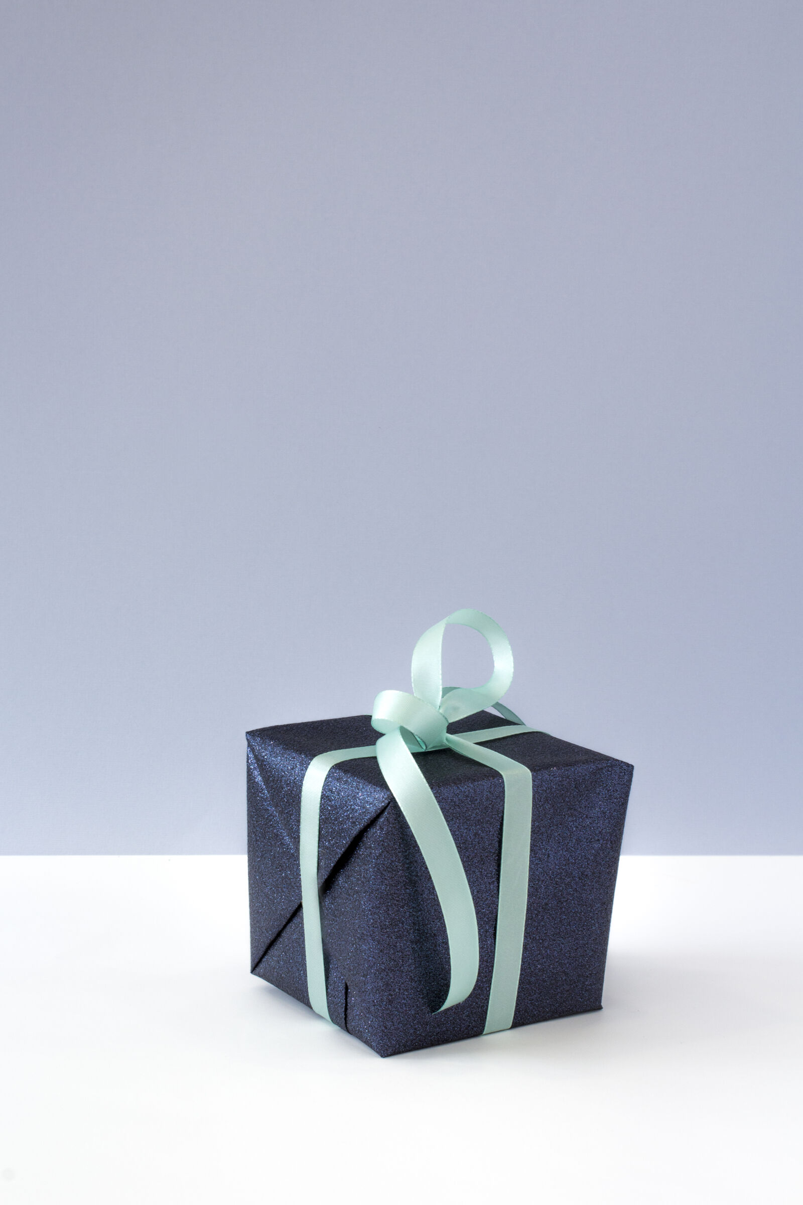 Canon EOS 1200D (EOS Rebel T5 / EOS Kiss X70 / EOS Hi) sample photo. Blue, gift, box, with photography