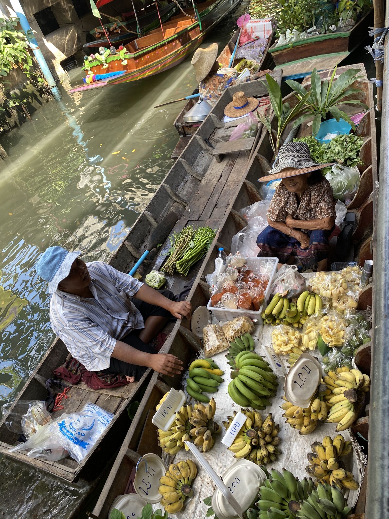 iPhone 11 Pro back triple camera 4.25mm f/1.8 sample photo. Floating market, thailand, village photography