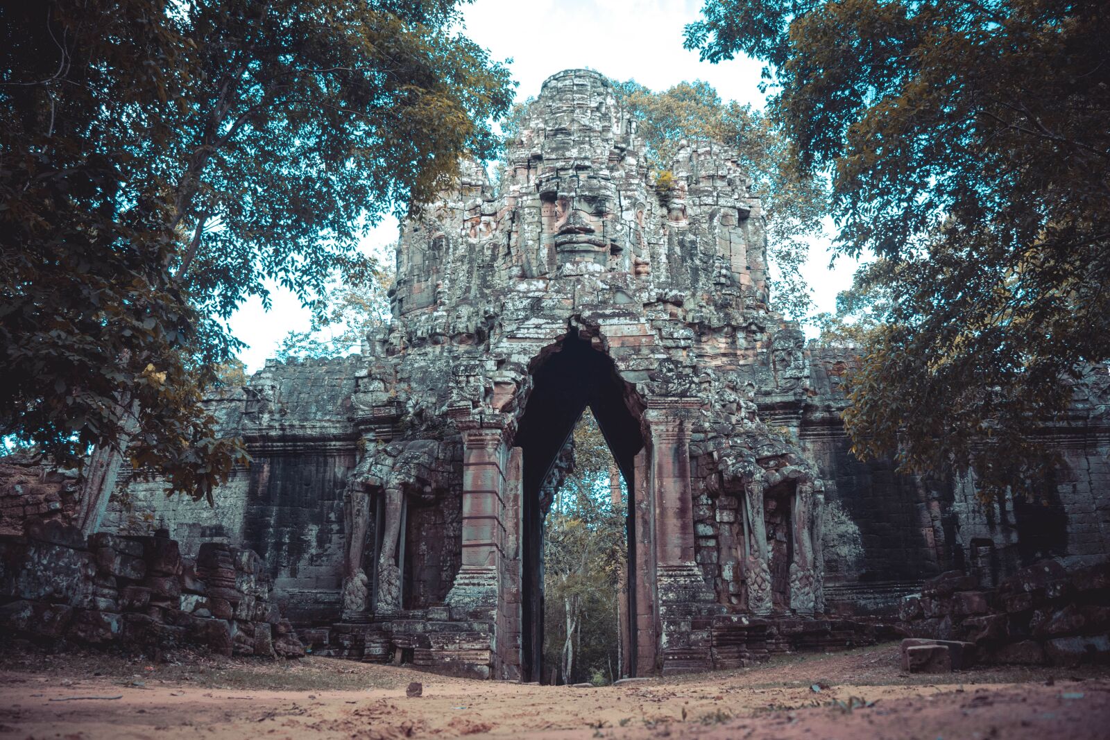 Canon EOS 200D (EOS Rebel SL2 / EOS Kiss X9) sample photo. Cambodia, bayon temple, gate photography