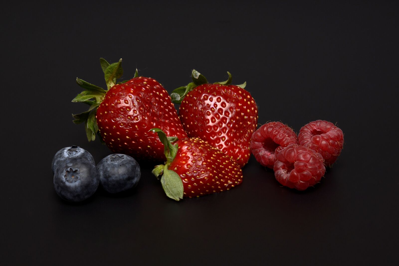 Nikon D7100 sample photo. Strawberries, blueberries, raspberries photography
