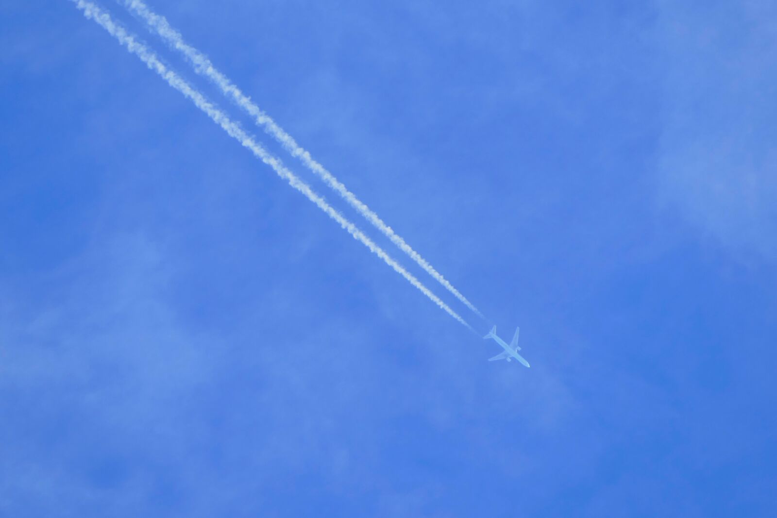 Panasonic Lumix DMC-FZ1000 sample photo. Sky, the plane, fly photography