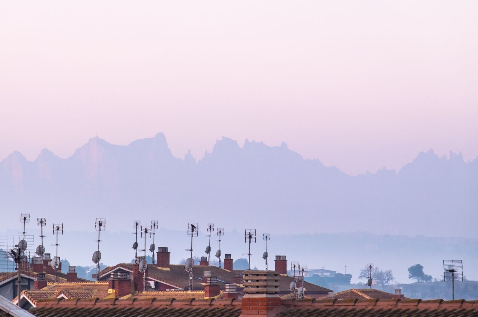 Fujifilm X-T1 sample photo. Antennas, people, roofs photography