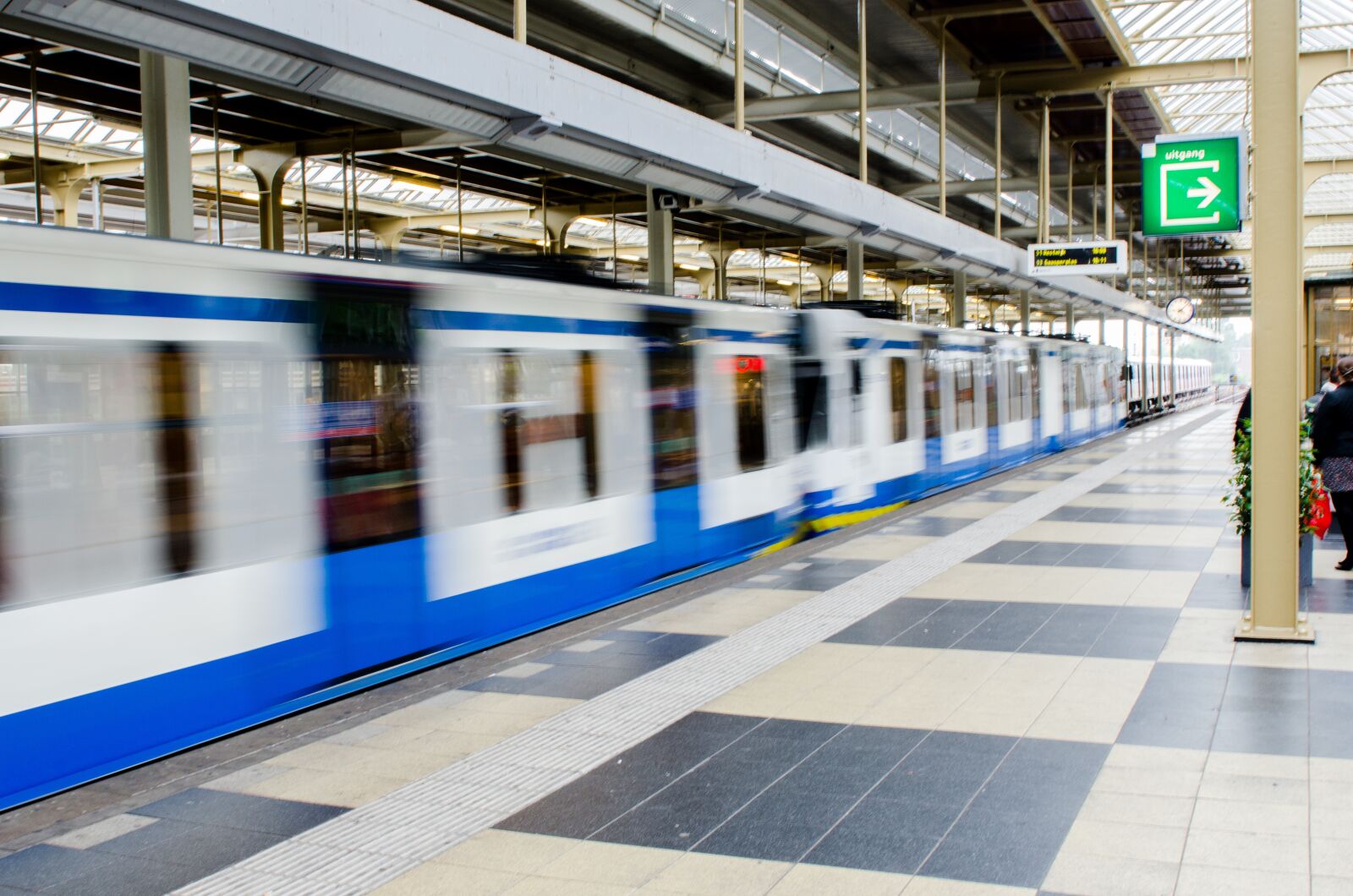 Nikon D7000 sample photo. Metro, train, commute photography
