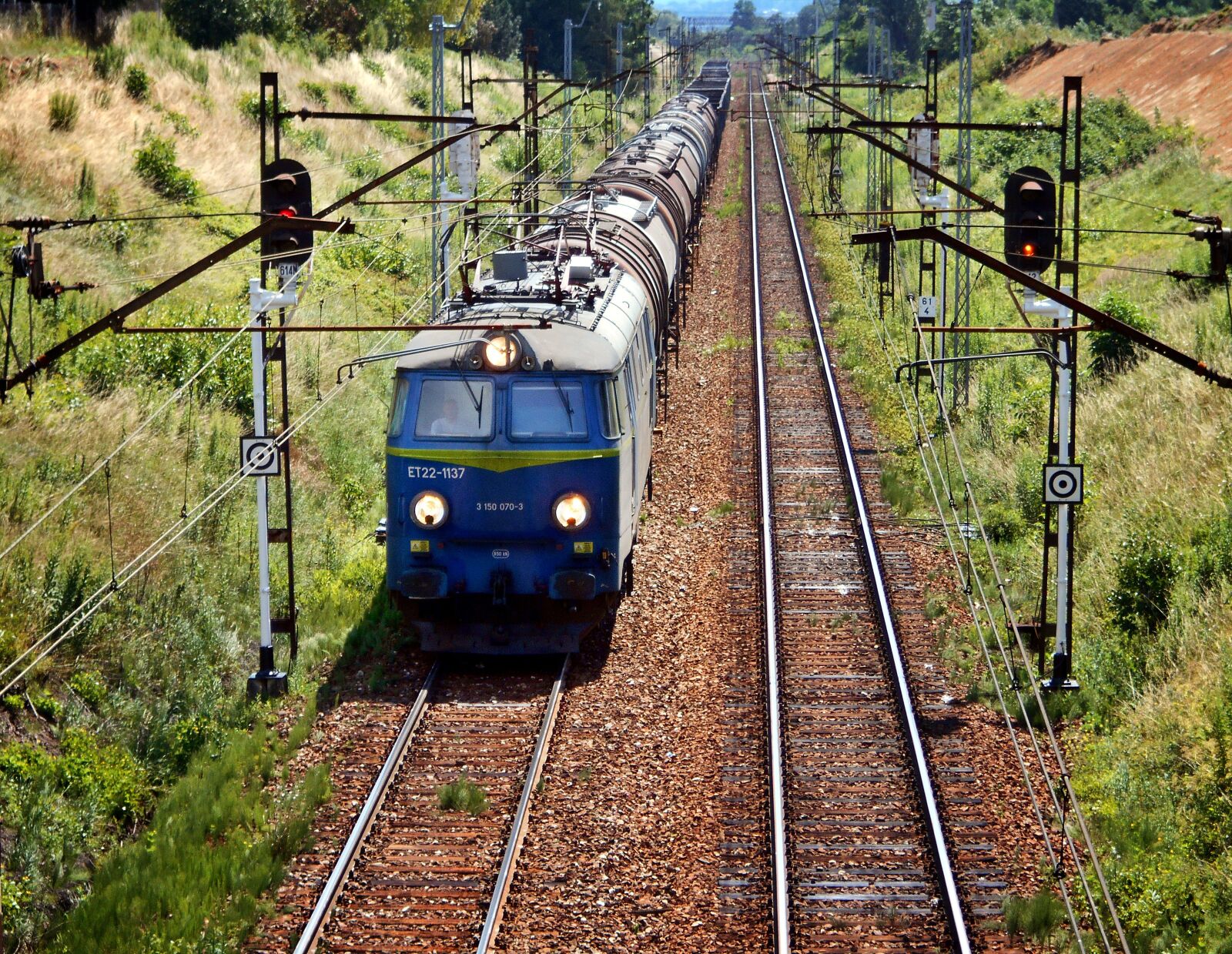 Nikon Coolpix S2900 sample photo. Train, tracks, transport photography