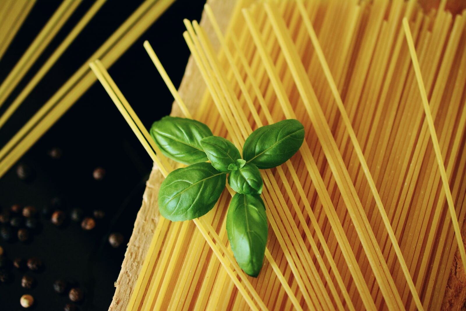 Nikon D5200 sample photo. Spaghetti, basil, noodles photography