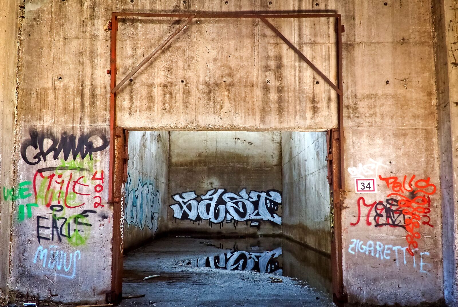 Olympus OM-D E-M10 sample photo. Lost places, rooms, abandoned photography