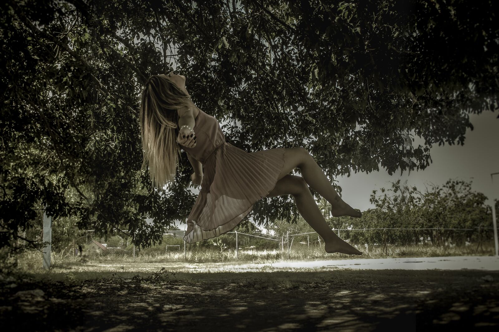 Canon EOS 600D (Rebel EOS T3i / EOS Kiss X5) sample photo. Women, levitation, in the photography