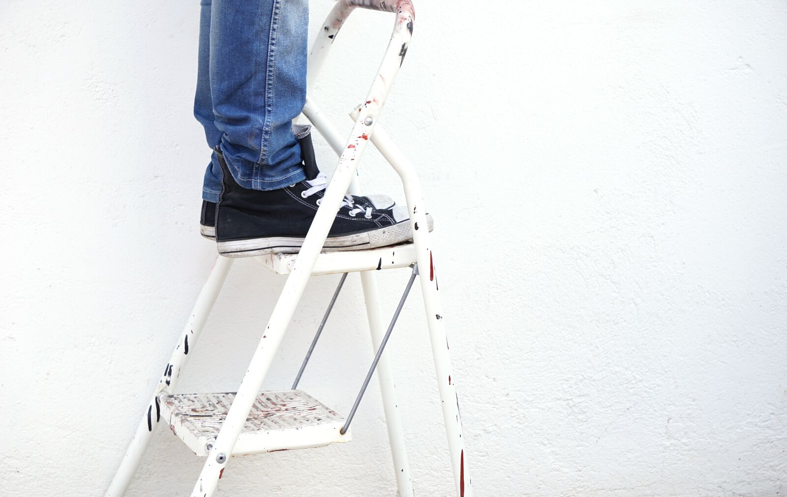 Sony E 55-210mm F4.5-6.3 OSS sample photo. Ladder, painter, paint photography