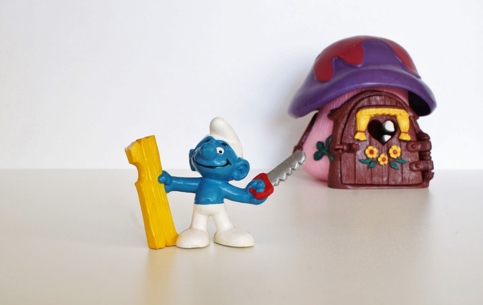 Sony DT 18-70mm F3.5-5.6 sample photo. Smurf, smurfs, figure photography
