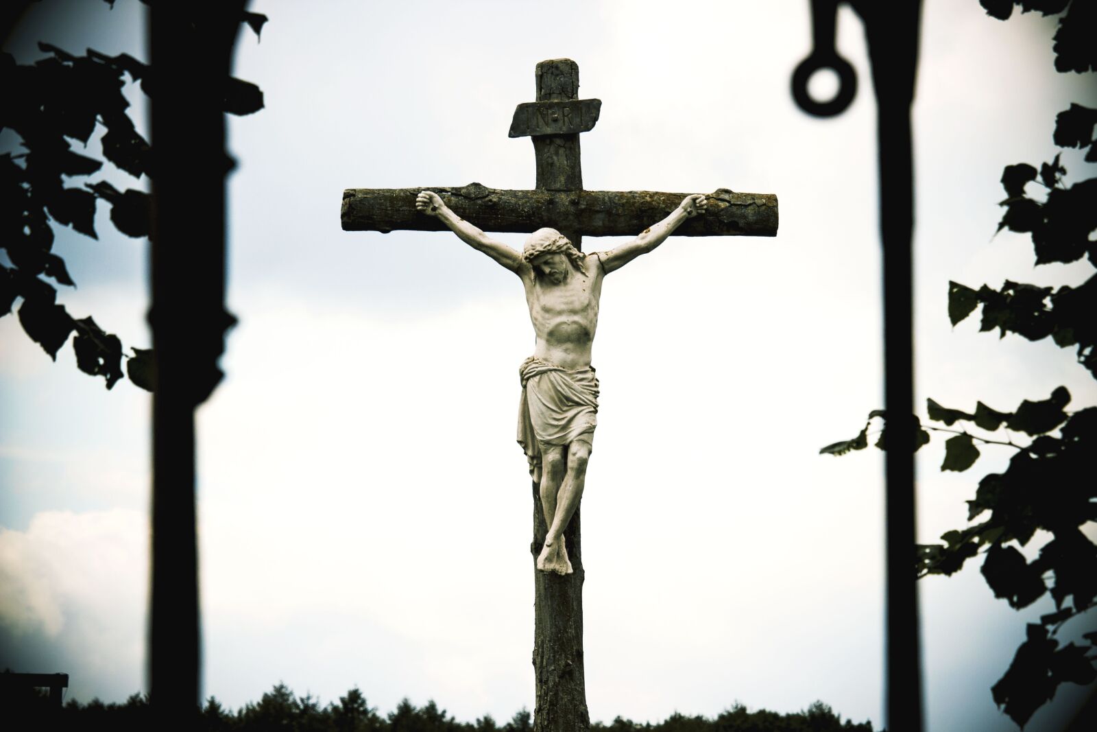 Canon EOS 600D (Rebel EOS T3i / EOS Kiss X5) + Canon EF-S 55-250mm F4-5.6 IS STM sample photo. Crucifixion, jesus, bible photography