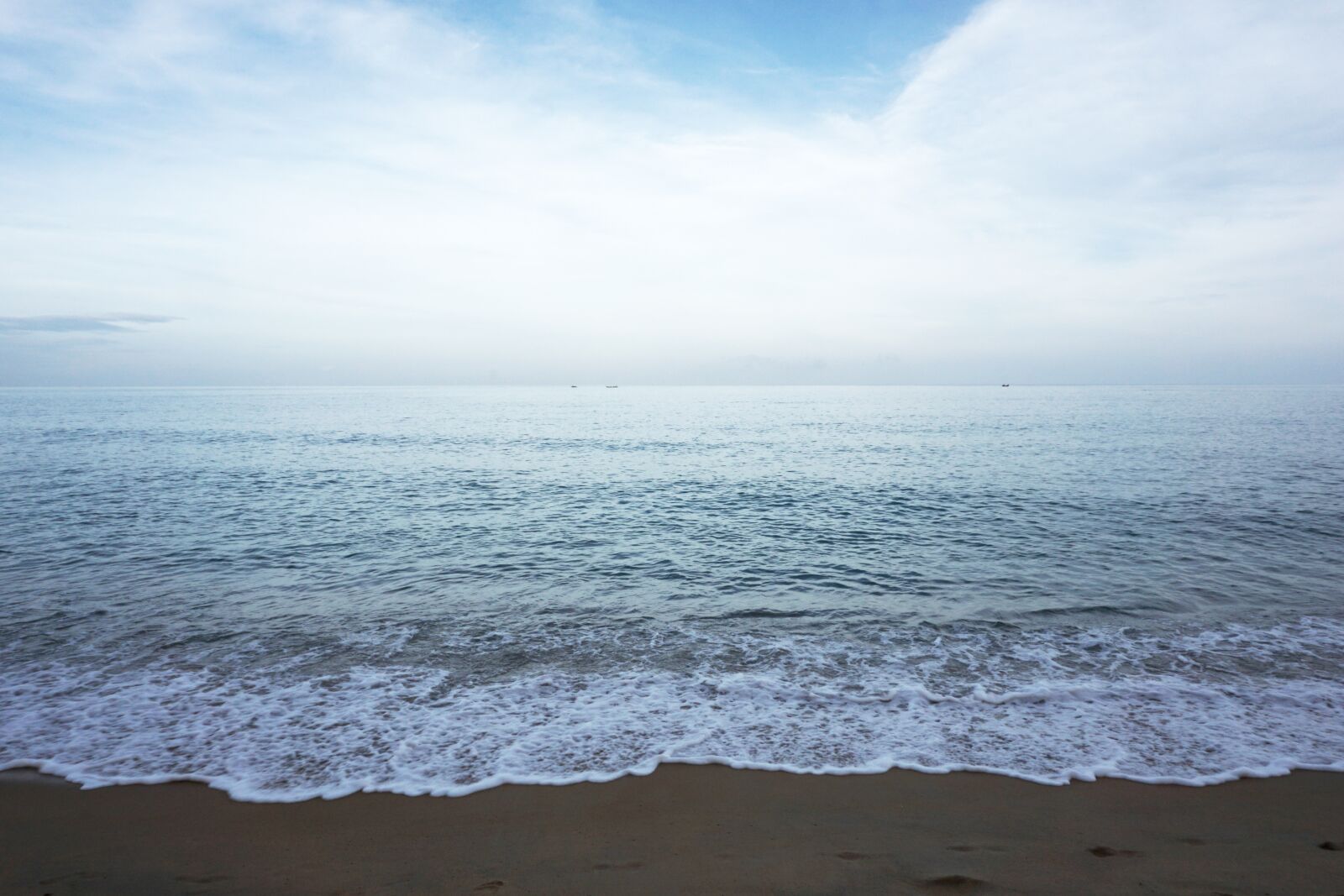 Sony a6000 sample photo. Beach, sky, surf photography