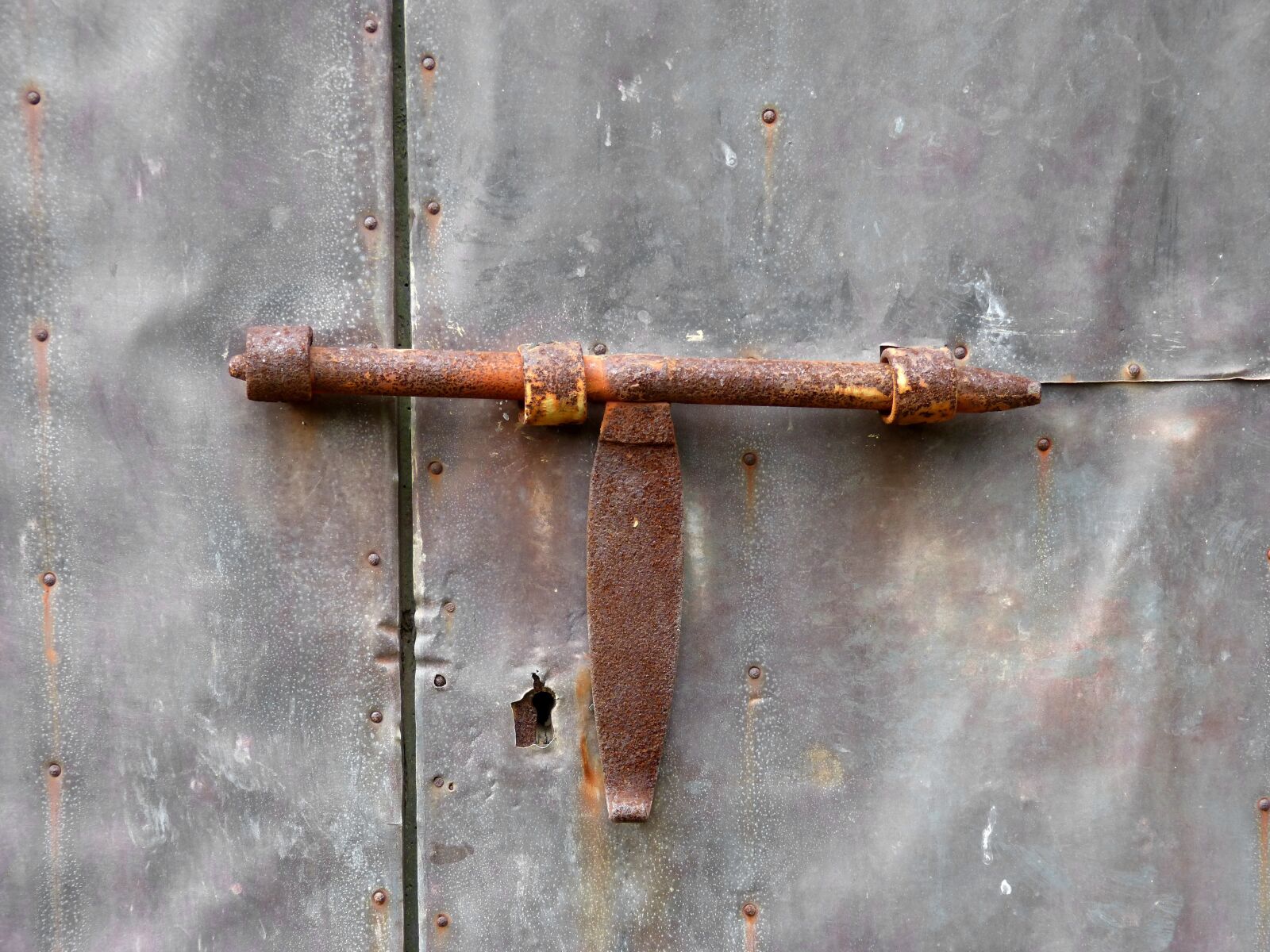 Panasonic DMC-FZ62 sample photo. Bolt, door, close photography