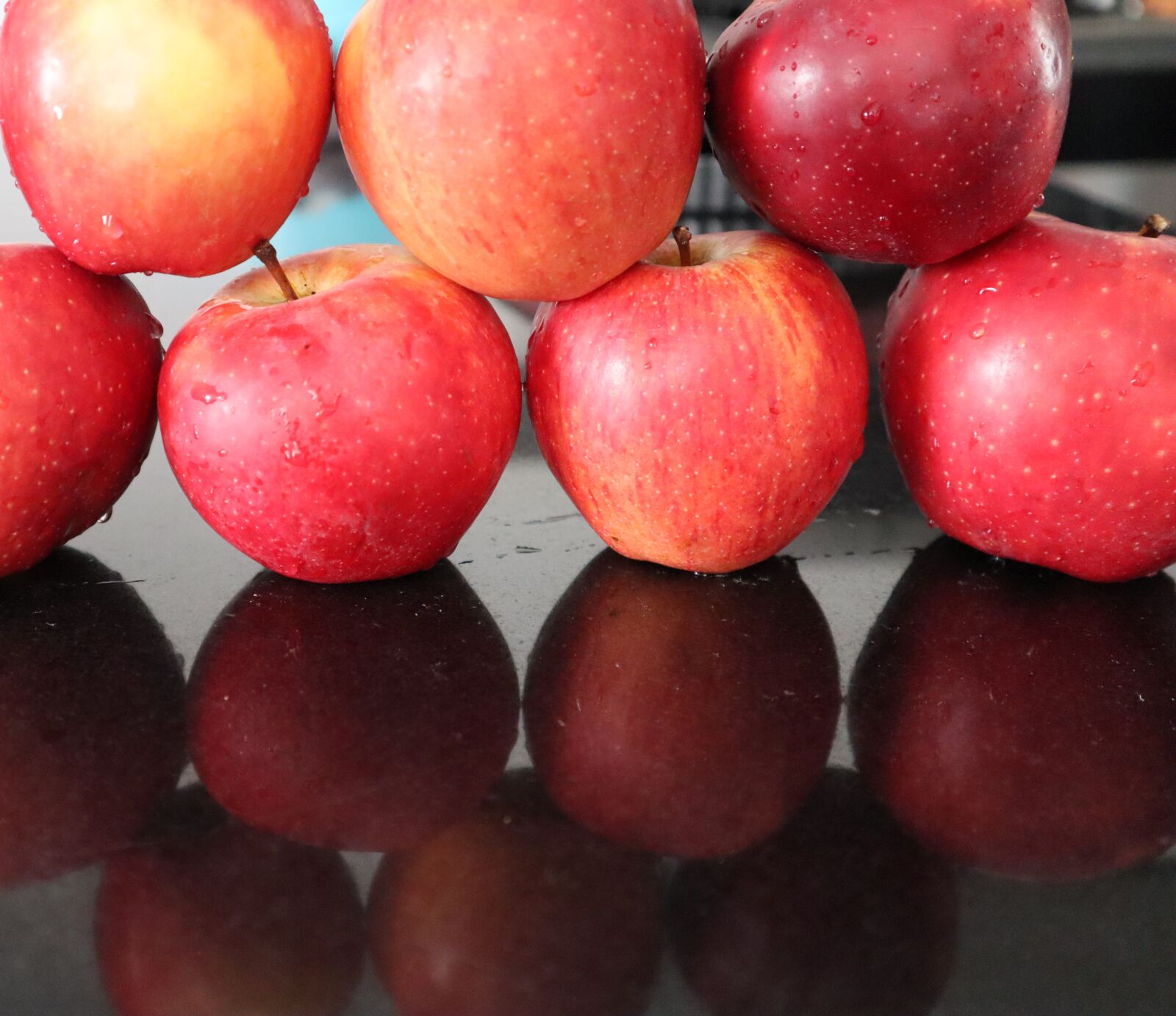 Canon EF-M 15-45mm F3.5-6.3 IS STM sample photo. Apple, apples, red photography